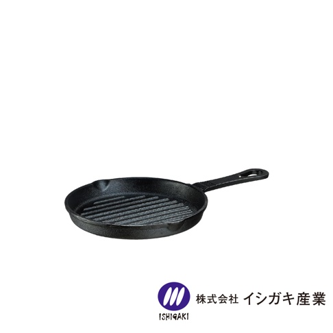 黑色鑄鐵波浪平底鍋，直徑18公分，鍋底有明顯的烤紋，帶有長柄，適合煎烤食物。