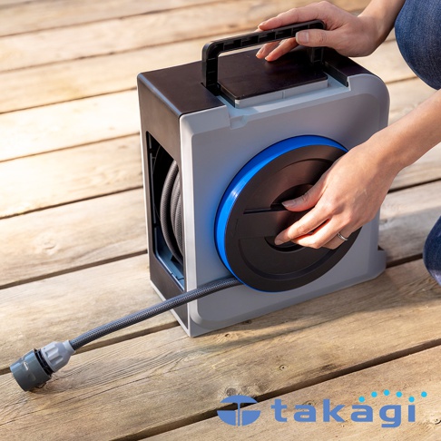 灰色和黑色組合的輕量園藝水管捲盤，搭配藍色輪圈，展示了捲盤的整體結構和水管的連接處。