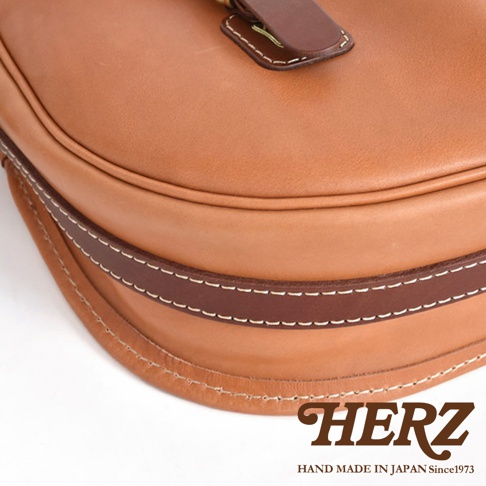 職人手作皮革傳統釣魚包 CK-21，採用鞣製皮革，圓潤包身，搭配深棕色皮革飾邊與米白色縫線，質感精緻。