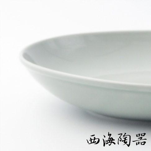 淺灰色陶瓷橢圓餐盤，邊緣圓潤，盤身光滑，材質為陶瓷。