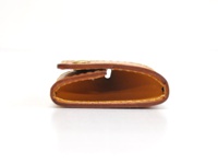 職人手作皮革箱型收納零錢包 (KK-23)，側邊視角，展示棕色皮革材質，內部為原色皮革，以金屬按扣固定。