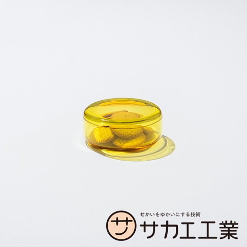 黃色圓形玻璃罐裝滿了餅乾，罐子上印有日文標誌。