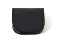 職人手作黑色皮革馬蹄造型零錢包，側邊有縫線。