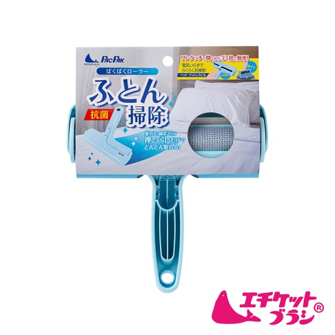 淺藍色免耗材抗菌棉被除塵刷，帶有可折疊的長手柄，滾輪表面為灰白色織物材質，用於清潔床鋪和寢具。