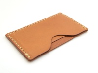 職人手作皮革卡片夾，淺棕色，採用植鞣革材質，線條簡潔，手工縫線，呈現自然質感。
