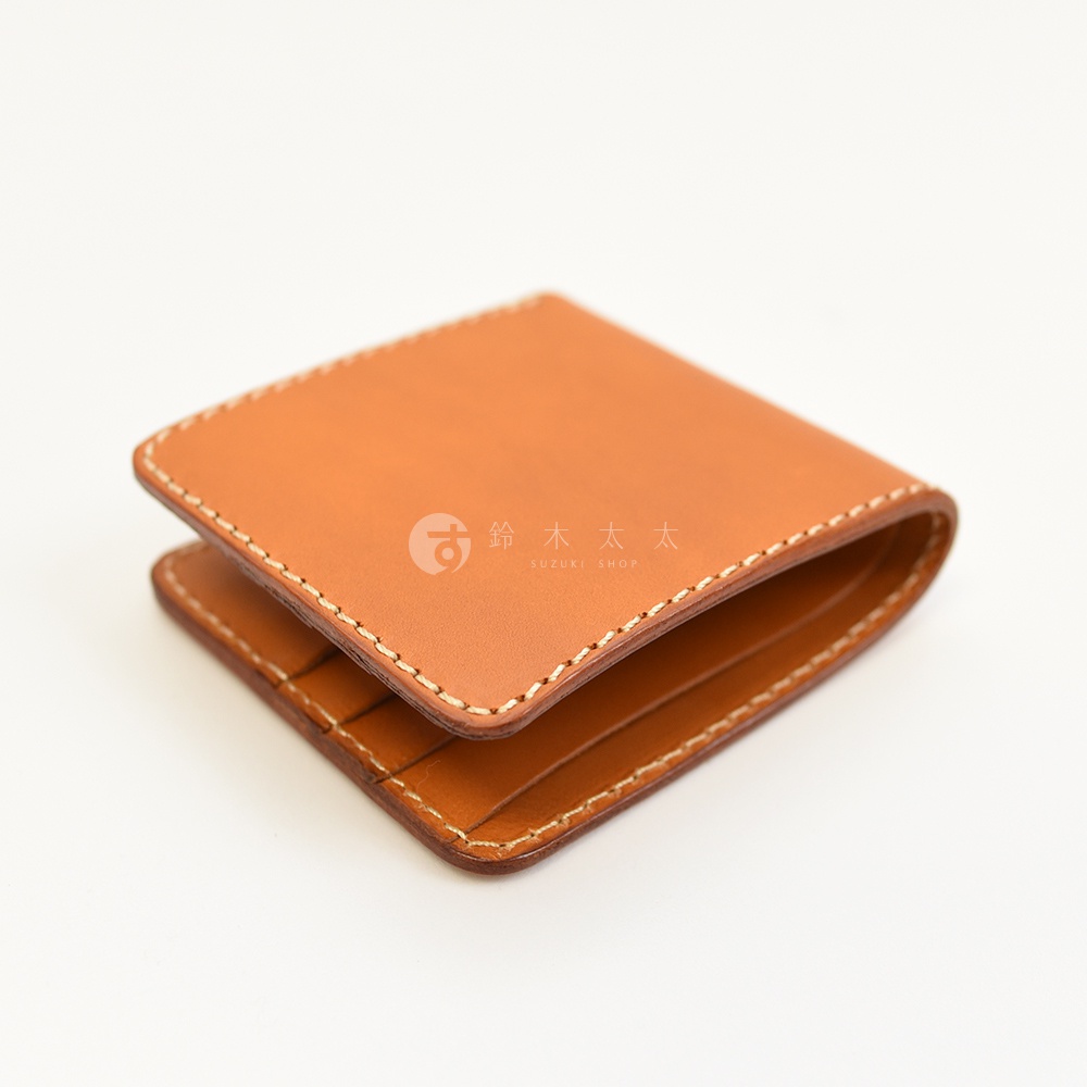職人手作皮革二折橫式卡片紙鈔小短夾，採用溫暖的棕褐色皮革，車縫線清晰，呈現簡約的設計風格，可容納卡片與紙鈔。