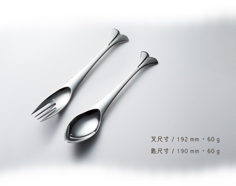 一組不鏽鋼叉匙，叉子和湯匙的末端設計成魚的尾巴造型，整體呈現簡潔優雅的風格。