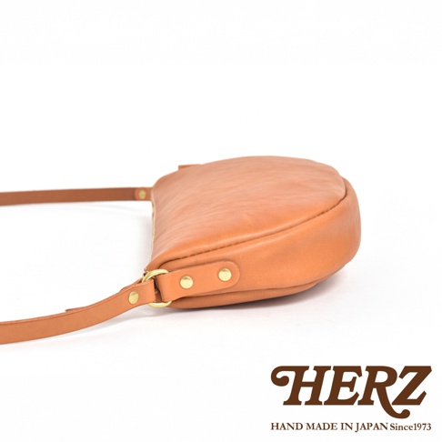 日本HERZ職人手作皮革半圓馬鞍包，棕色皮革，側邊細節。