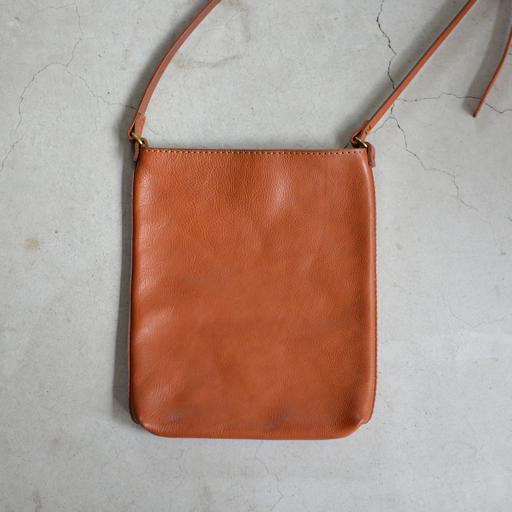 職人手作皮革Organ肩背小方包 G-26 S，淺棕色，材質為皮革，設計簡約，附有細長皮革肩帶。