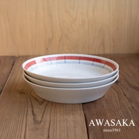 三個白色陶瓷主食料理盤疊放，盤緣飾有紅色與藍色線條交織的格紋圖案。