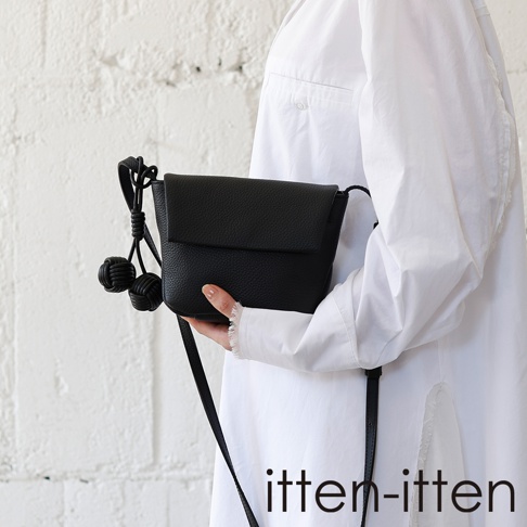 itten-itten Neru 義大利皮革點結吊飾迷你單肩包，黑色，附有兩個可愛的圓結吊飾。