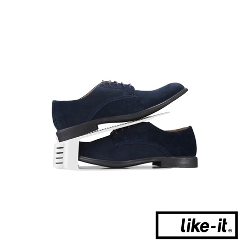 白色塑膠製雙層鞋架，展示一雙深藍色絨面牛津鞋，鞋架將一雙鞋上下堆疊，節省空間。