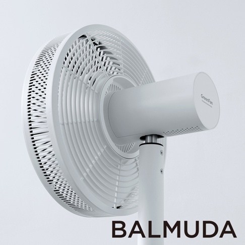 白色The GreenFan立扇，具備多層次格柵設計的圓形扇葉，扇身為簡潔的圓柱體，營造出現代感。