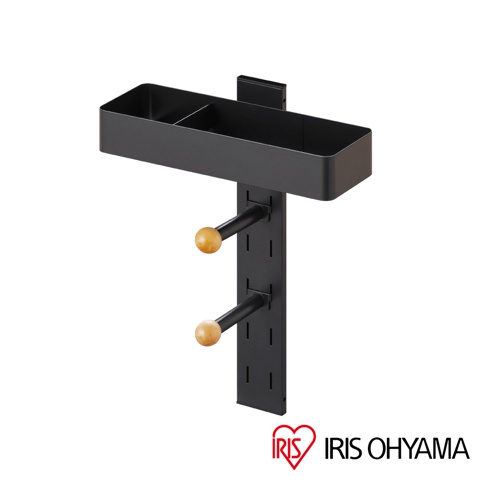 黑色金屬磁吸式洗衣機收納掛架，設有分隔的置物槽和兩個圓形木質掛鉤。