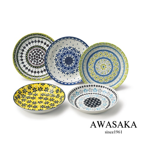 五個 Pottery Field 歐風料理盤，盤面皆飾有獨特手繪風格的圓形花紋與幾何圖案，色彩包含藍、黃、綠、白與黑色，材質為陶瓷。