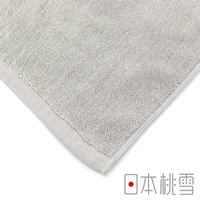 淺灰色紋理浴墊，材質為柔軟的毛圈織物，邊緣有細緻的縫邊。