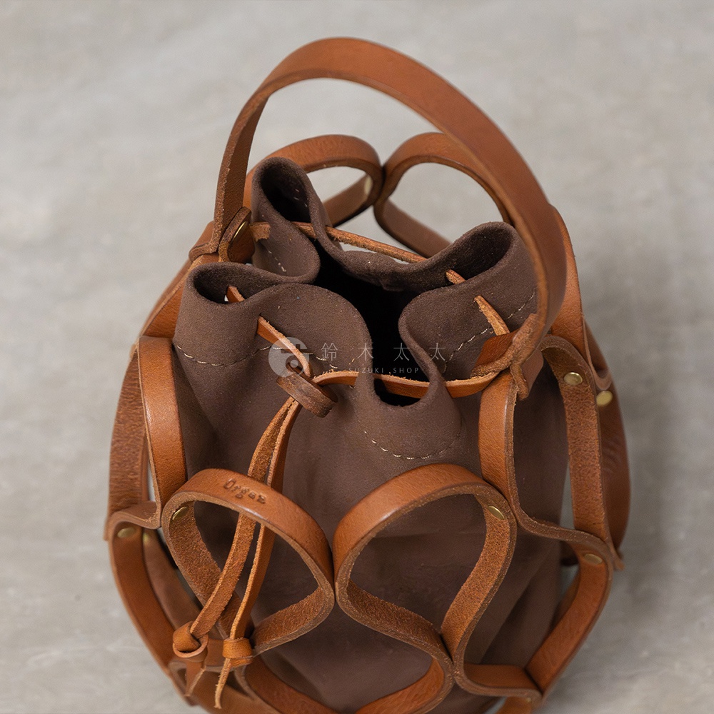 日本HERZ職人手作皮革Organ編織水桶包 G-98，深棕色帆布內袋搭配編織感的棕色皮革外框，提把亦為皮革材質。