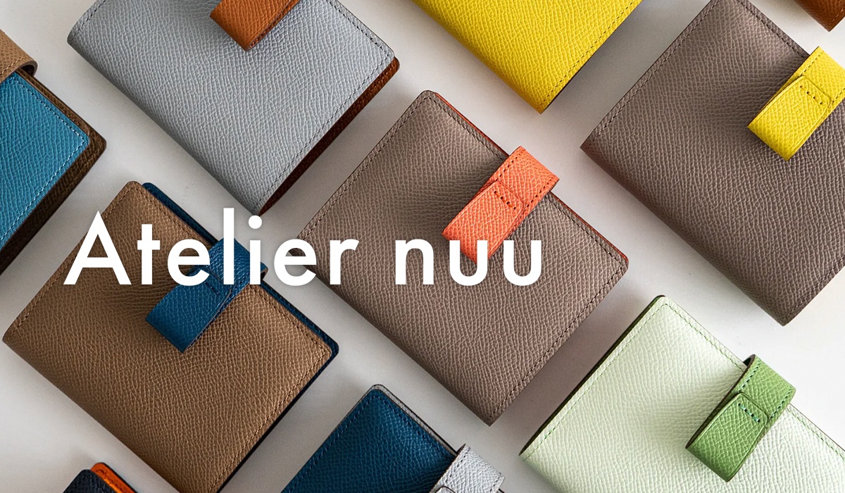 Atelier nuu 品牌商品，多種顏色皮夾與小物，近拍，橫式構圖