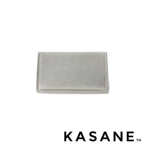 北海道KASANE 職人手作義大利Sibilla皮革卡片收納夾，灰色，白色縫線。