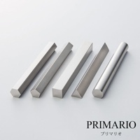 五件銀色金屬幾何造型筷架，分別呈現六角柱、五角柱、方形、三角形及圓柱造型，擺放在淺灰色背景上。