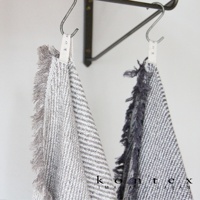 兩條SWELL質感流蘇長毛巾，一條為淺灰色，一條為深灰色，均帶有鬆餅紋理和流蘇邊飾，掛在金屬掛架上。