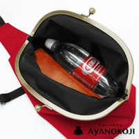 AYANOKOJI Sarei 機能布水滴型口金斜背包，展示紅色包包內有寶特瓶和橘色物體，背包上印有日文品牌名稱
