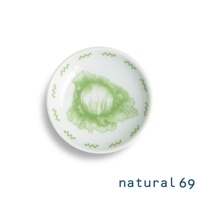 手繪風迷你小菜碟，白色陶瓷製成，中央印有綠色手繪風格的高麗菜圖案，碟緣點綴有綠色小樹葉裝飾。