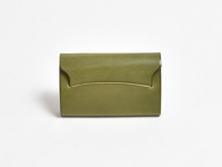 橄欖綠皮革迷你卡片收納夾，一體成型設計，邊緣車縫線清晰，簡約實用。