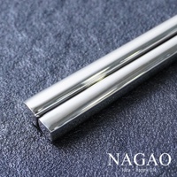 一雙燕三条不鏽鋼筷，22.3公分長，呈現銀色金屬光澤，筷身為方形，表面光滑。