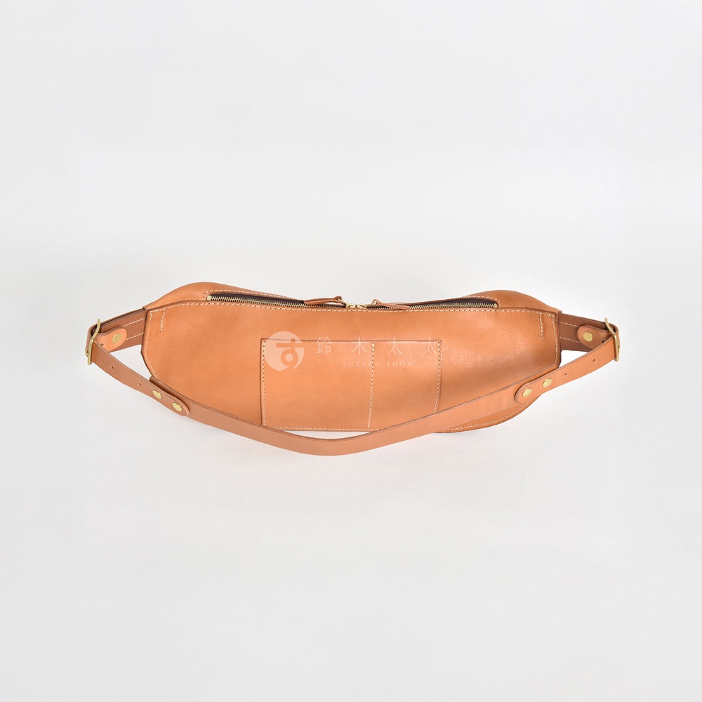 日本HERZ職人手作棕色皮革大容量斜背包，搭配縫線與雙拉鍊設計