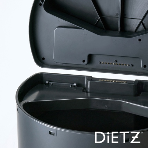 深灰色塑膠自動感應靜音垃圾桶，打開的蓋子內側有感應器和金屬觸點，垃圾桶內部空間可見，底部有品牌標誌。