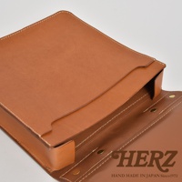 職人手作皮革三口袋三用後背包，採用棕色皮革製成，縫線細緻，展現簡約設計。