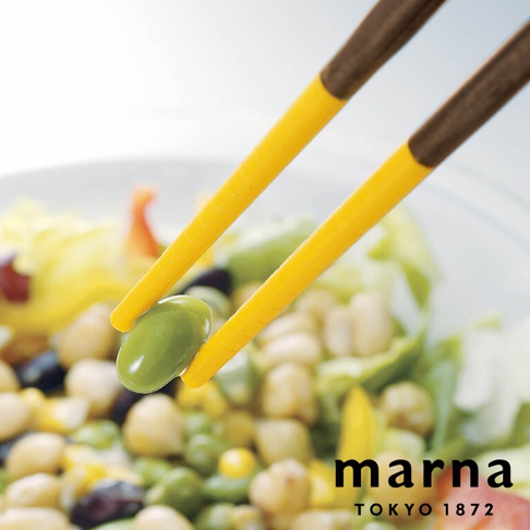 黃色筷子夾著一顆青豆，背景是色彩繽紛的沙拉，下方有 marna TOKYO 1872 的品牌標誌。
