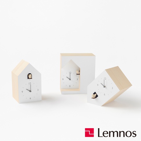 三款書擋式布穀鳥房型報時鐘，以簡潔的白色和原木色調呈現。時鐘設計成房屋造型，左側有開口露出木製布穀鳥。