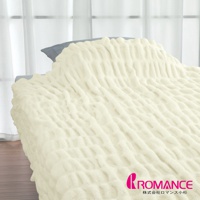 Aurora奶霜泡泡柔彈四季毯，奶油白色，觸感柔軟的泡泡紋理，覆蓋在床上，背景為白色窗簾。