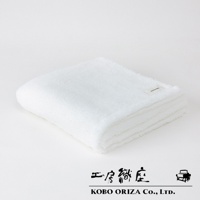 一張摺疊的白色今治柔感極甘撚系匹馬棉浴巾，表面有細緻的絨毛，右上角有一個白色的小織標，下方有「KOBO ORIZA Co., Ltd.」的字樣。