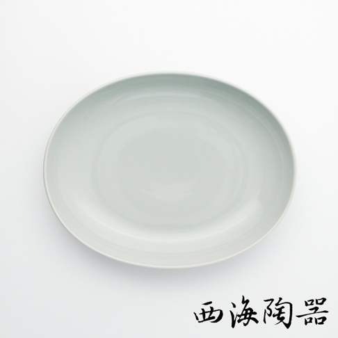 波佐見燒 Common 陶瓷橢圓餐盤，27公分，淺綠色，光滑陶瓷材質，中央有淡淡的陰影，盤緣向內微收。