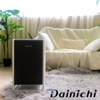 HYBRID混合式空氣清淨機，機身為白色框架搭配黑色條紋面板，正面標有Dainichi Plus字樣，放置於淺灰色絨毛地毯上，背景為米白色沙發與窗簾。