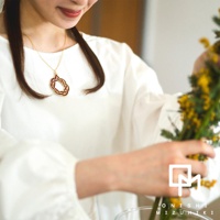 和風水引花結金絲項鍊，以紅金兩色編織成圓形結，搭配金色細鍊，展現日式傳統工藝美感。