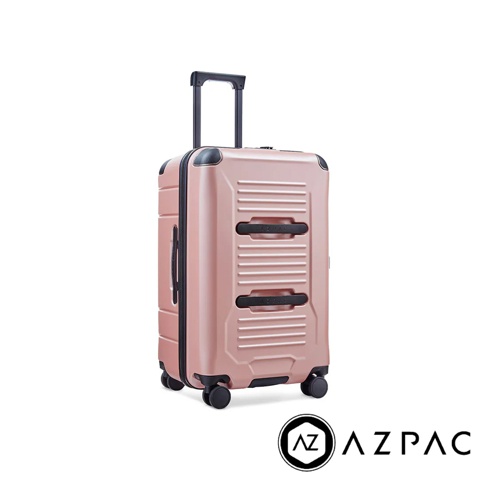 粉紅色 26 吋 AZPAC Trucker 2.0 旅行箱，具有煞車防爆功能，採用硬殼材質，箱體表面有橫向壓紋設計，配備可伸縮拉桿、側邊提把及四個萬向輪。