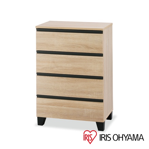 附櫃腳淺木紋四層收納櫃，櫃面及櫃體為淺木紋材質，抽屜面板帶有黑色長形把手，櫃子下方有四個黑色矮櫃腳。