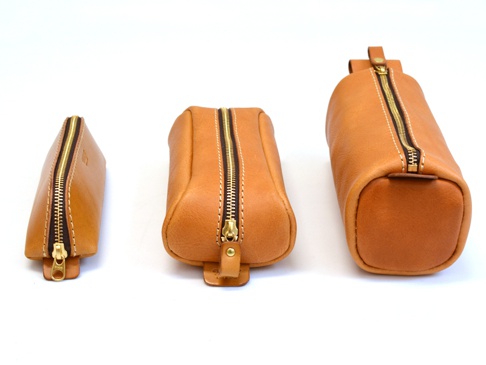 マチ幅はBigペンケース(KP-146)と同じ、高さは三角型ペンケース(KP-26)と同じサイズ感です。マチ幅は広いんですが、高さが無いのが特徴ですね。