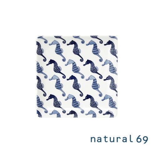 cocomarine × Janke 方形餐盤，白色陶瓷材質，印有藍色及深藍色相間的可愛海馬圖案，圖案排滿整個餐盤表面。