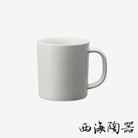 一個純白色、圓柱形陶瓷馬克杯，配有弧形把手，容量 330ml。