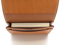 職人手作皮革名片收納夾，採用經典淺棕色皮革，手工縫線，內含一疊白色名片，另有前方卡槽可放其他卡片。