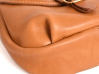 職人手作皮革休閒旅行馬鞍包 (CK-20)，近拍展示棕褐色皮革材質，縫線清晰，帶有金色金屬扣環細節。