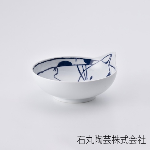 白色陶瓷湯碗，碗沿飾有藍色線條勾勒的貓咪臉部圖案，碗形狀設計成貓咪耳朵的輪廓。