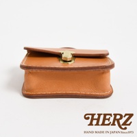 職人手作皮革迷你收納包，淺棕色皮革，方形設計，附有金色金屬鎖扣。