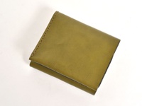 橄欖綠皮革製成的直式雙折短夾，手工縫線，可收納卡片。