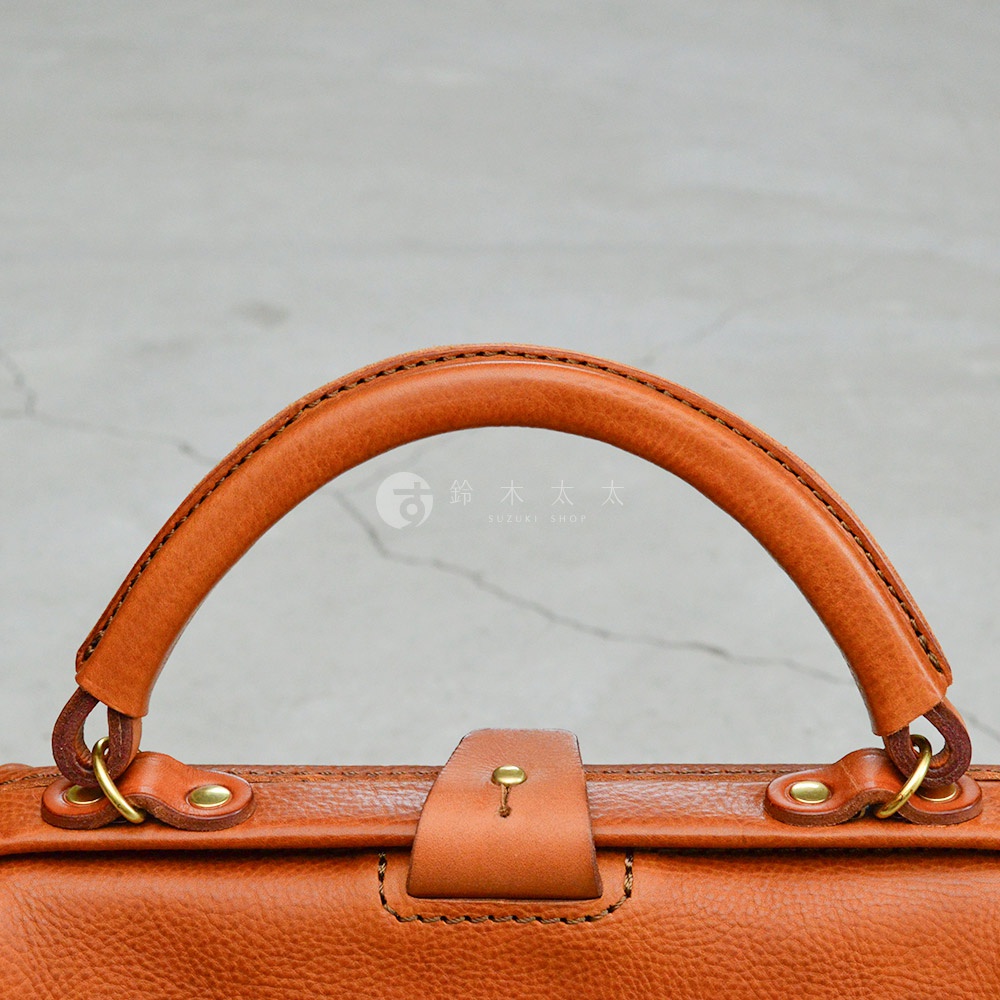 職人手作皮革Organ兩用方形口金托特包，展現天然皮革的溫潤質感，採用經典的方形口金設計，搭配可提可肩背的兩用功能，展現簡約而實用的風格。